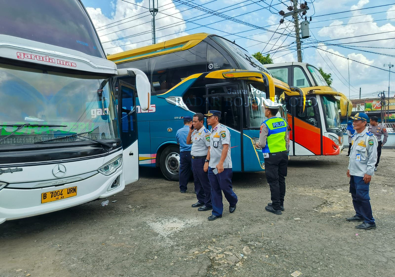 PANTAU KESIAPAN: Pemkab Blora tahun ini menyiapkan empat bus mudik gratis. (M. LUKMAN HAKIM/RADAR BOJONEGORO)