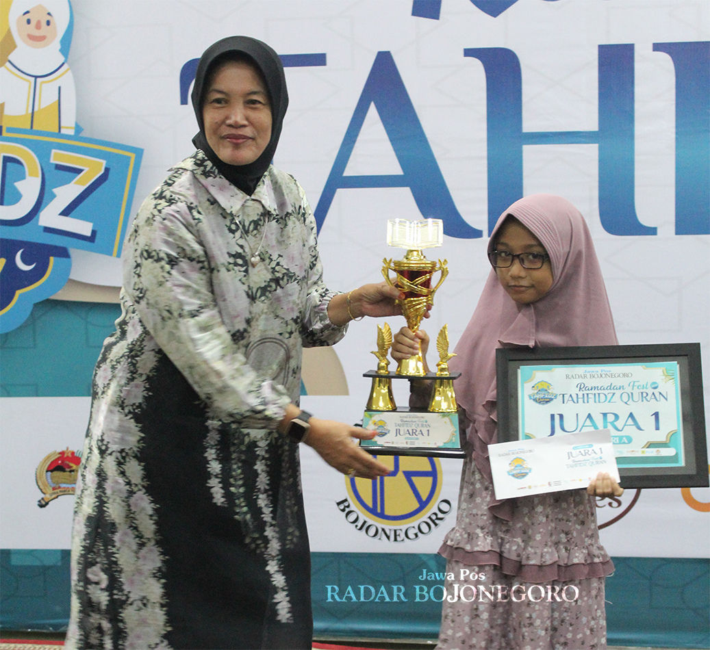 BERSAMA WABUP NURUL: Saffanah Galby Muhaimin Juara 1 Ramadan Fest Tahfidz Quran Radar Bojonegoro 2025 foto bersama Wabup Nurul Azizah. (DHANI WAHYU ALFIANSYAH/RADAR BOJONEGORO)