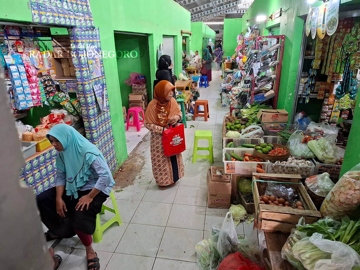 PUSAT PERDAGANGAN: Pasar Padangan memiliki 143 kios, yang dibangun pada 2014 silam. Sekitar 45 kios kosong. (HAKAM ALGHIFARI/RADAR BOJONEGORO)