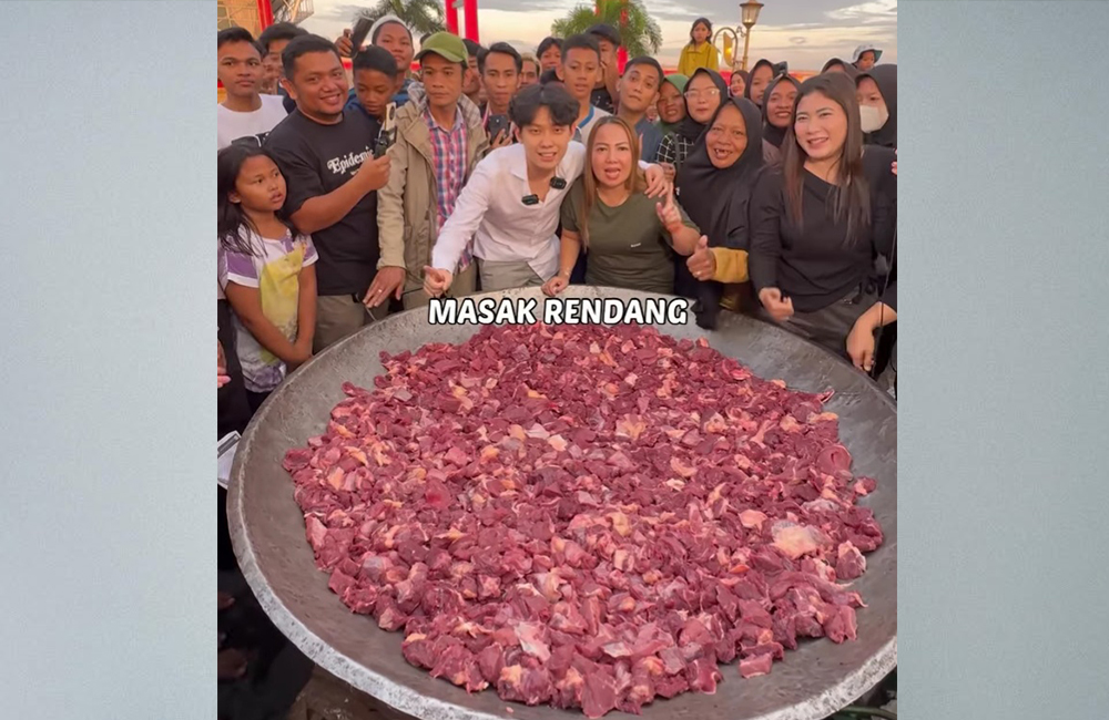 Willie Salim menggelar acara masak untuk berbagi rendang dengan warga setempat. Alih-alih sukses, membagikan, Willie harus menerima kenyataan bahwa 200 kilogram rendang raib dalam hitungan detik.