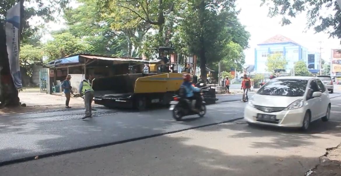 PERBAIKAN: Ruas Jalan Ahmad Yani sedang proses pengaspalan hotmix guna memperlancar arus mudik Lebaran yang sisa seminggu lagi. (RAHUL OSCARRA DUTA/RADAR BOJONEGORO)