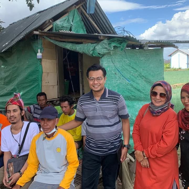 Pengamat Pertanian Zainul Muttakin saat bersama petani bawang merah di Kabupaten Sumbawa, Nusa Tenggara Barat (ISTIMEWA/RADAR BOJONEGORO)