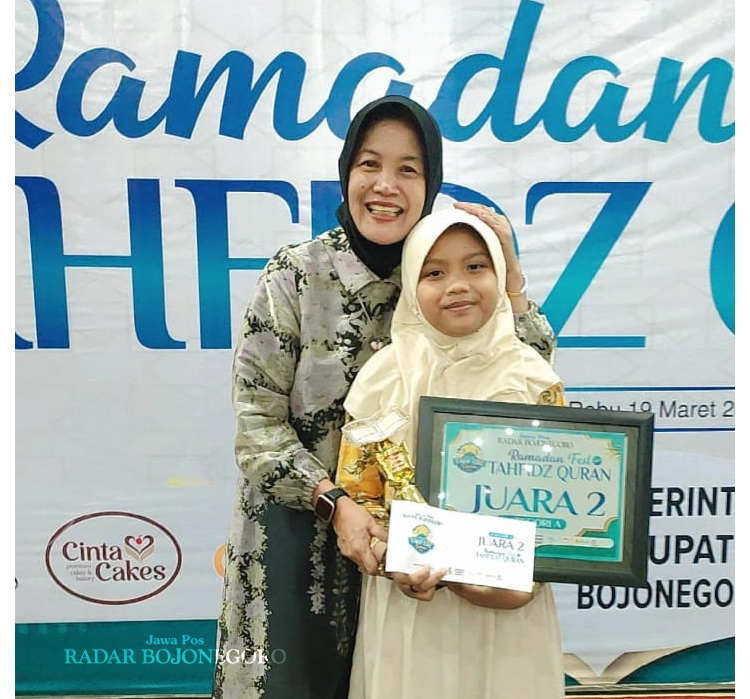 SEMRINGAH: Nessa peraih Juara 2 Kategori A Ramadan Fest Tahfidz Quran 2025 tampak semringah saat foto bersama Wakil Bupati Bojonegoro Nurul Azizah di Pendapa Malawapati, Rabu (19/3). (ISTIMEWA/RADAR B