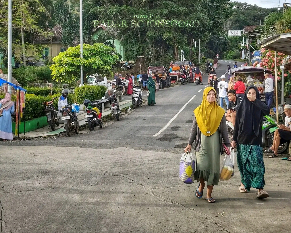 KIAN SEPI: Suasana pagi hari di kawasan Pasar Klino turut Desa Klino, Kecamatan Sekar. Terpantau kian sepi, sebab ramainya pasar ketika musim panen. (DHANI WAHYU ALFIANSYAH/RADAR BOJONEGORO)