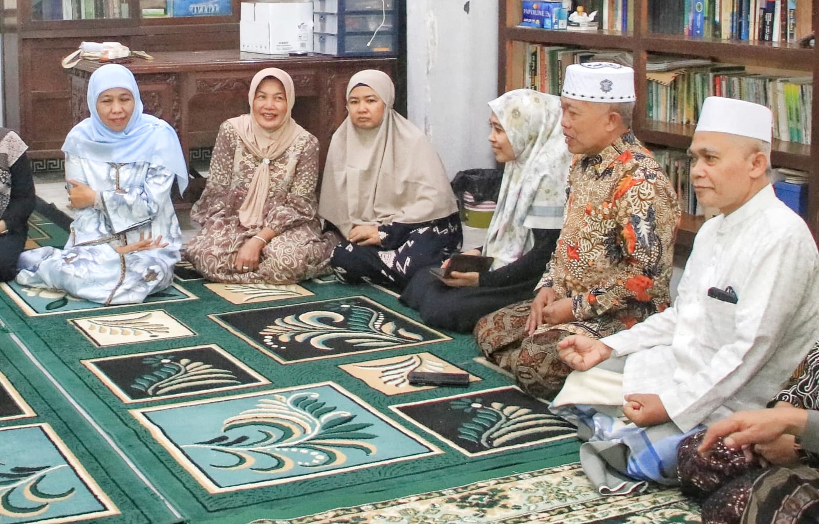 BERTAKZIAH: Gubernur Jawa Timur, Khofifah Indar Parawansa bersama Wakil Bupati Bojonegoro Nurul Azizah, saat ditemui KH Alamul Huda di Ponpes Al Rosyid, Minggu (23/3) (ISTIMEWA/RADAR BOJONEGORO)