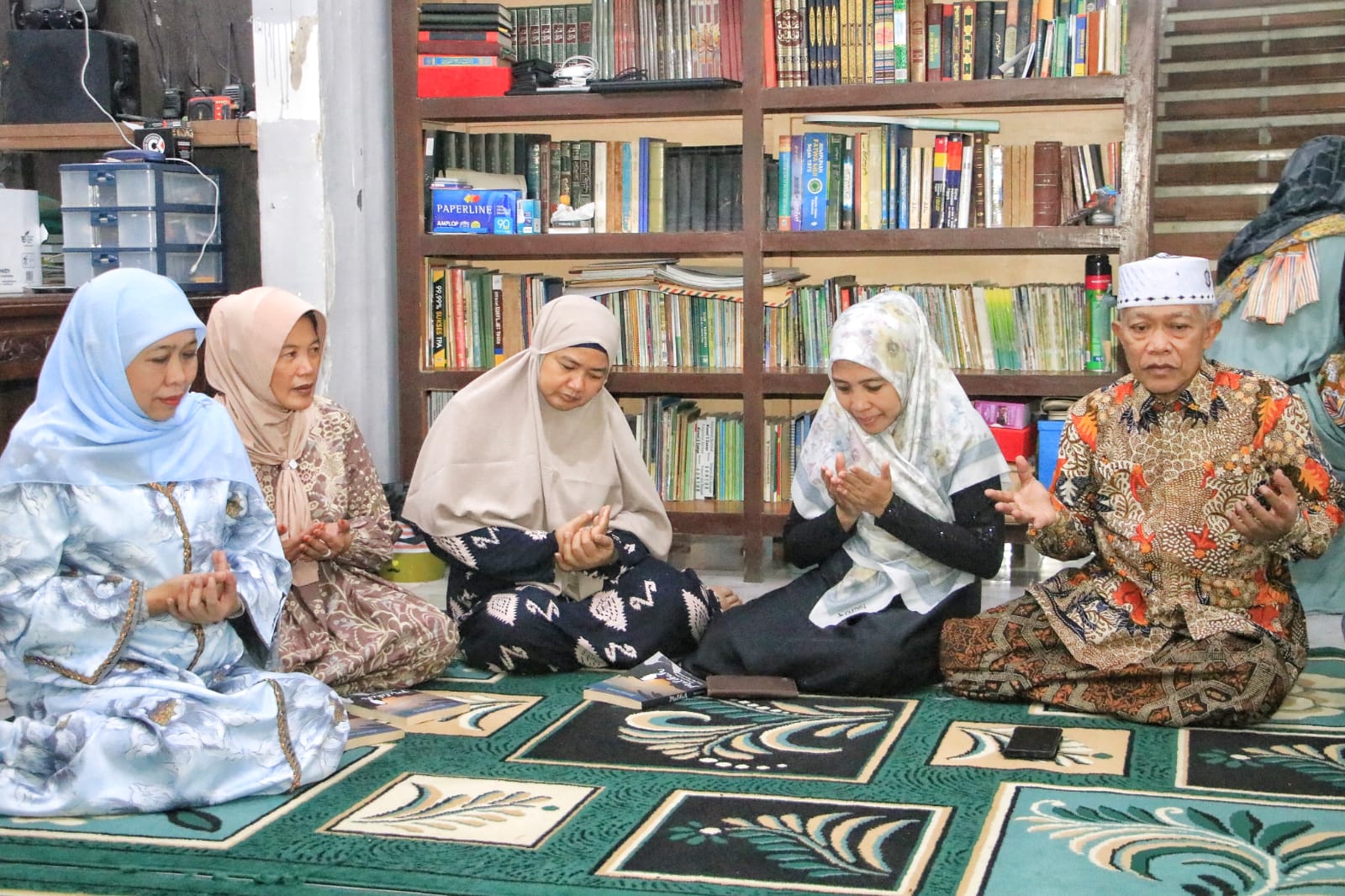 BERTAKZIAH: Gubernur Jawa Timur, Khofifah Indar Parawansa bersama Wakil Bupati Bojonegoro Nurul Azizah, saat ditemui KH Alamul Huda di Ponpes Al Rosyid, Minggu (23/3) (ISTIMEWA/RADAR BOJONEGORO)