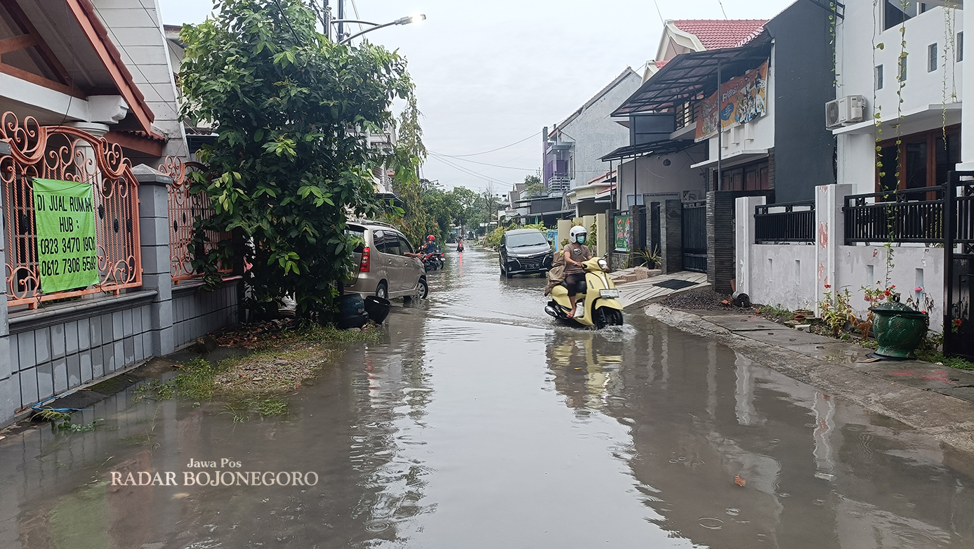 PANEN AIR: Kompleks perumda Bojonegoro panen air hujan hingga menggenangi jalan lingkungan. (YUAN EDO/RADAR BOJONEGORO)