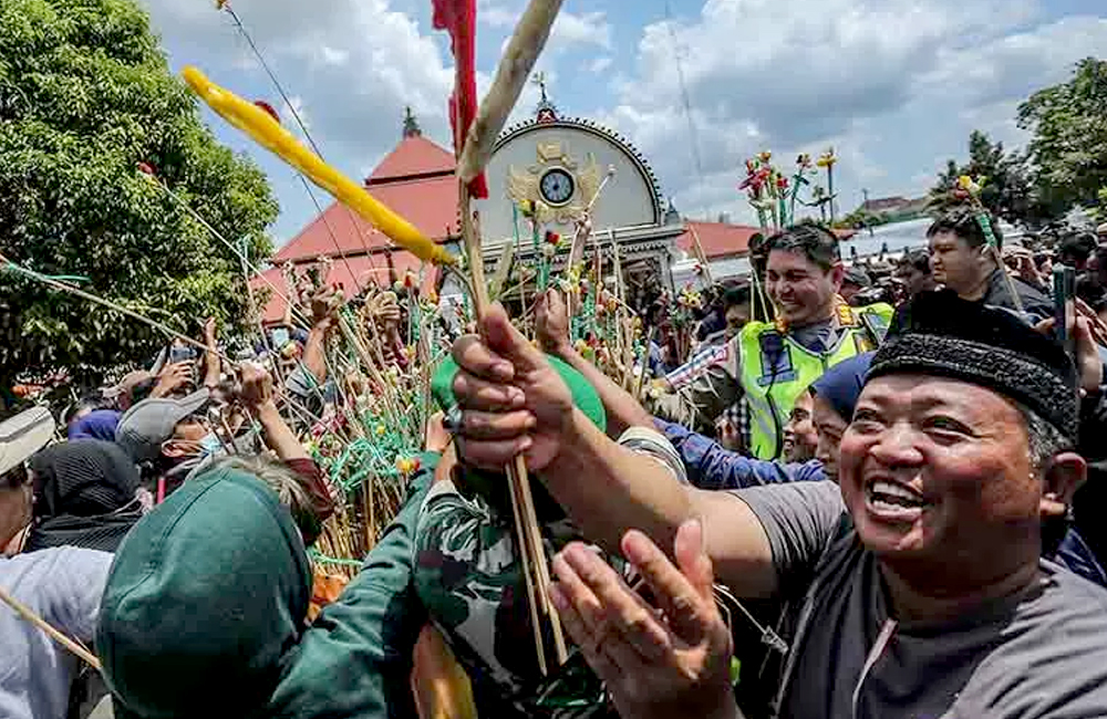 Warga berebut gunungan yang diarak Keraton Jogjakarta saat perayaan Grebeg Syawal.