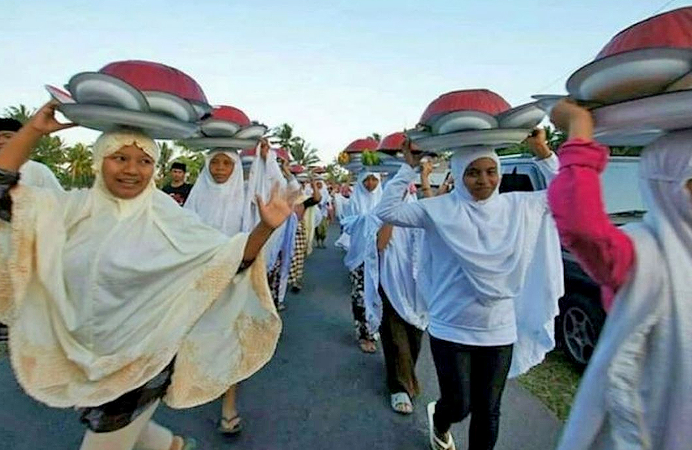 Tradisi Ngejot ketika Lebaran di pulau Bali, tradisi merawat toleransi.