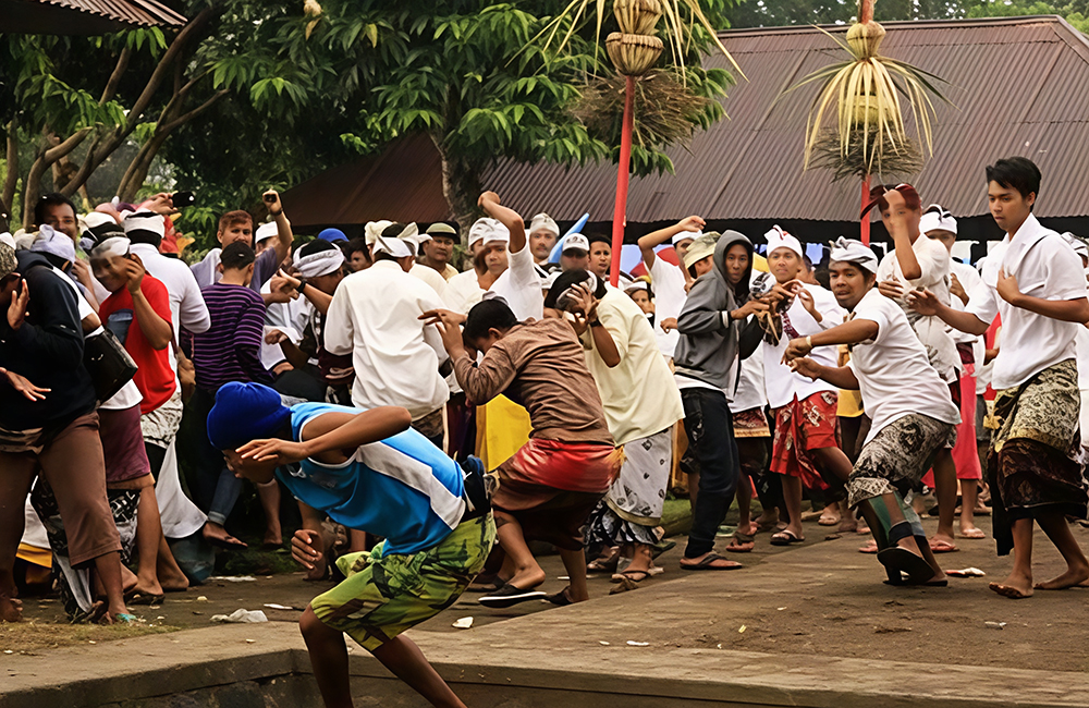 Tradisi Perang Topat di Lombok. Bentuk toleransi antar-ummat beragama Islam dan Hindu.