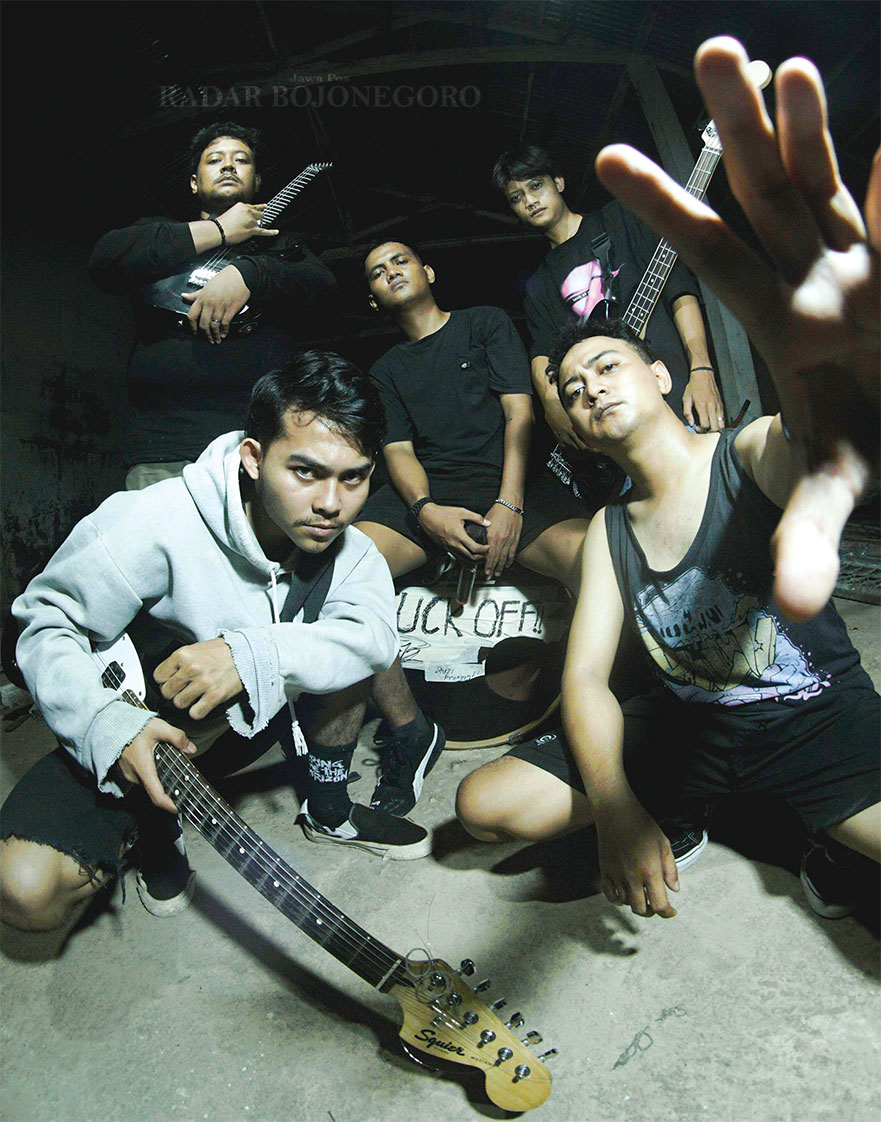 CADAS: Lima personel dari unit band metal anyar bernama Burn Goblin menggebrak belantika music di Bojonegoro. (ISTIMEWA/RADAR BOJONEGORO)