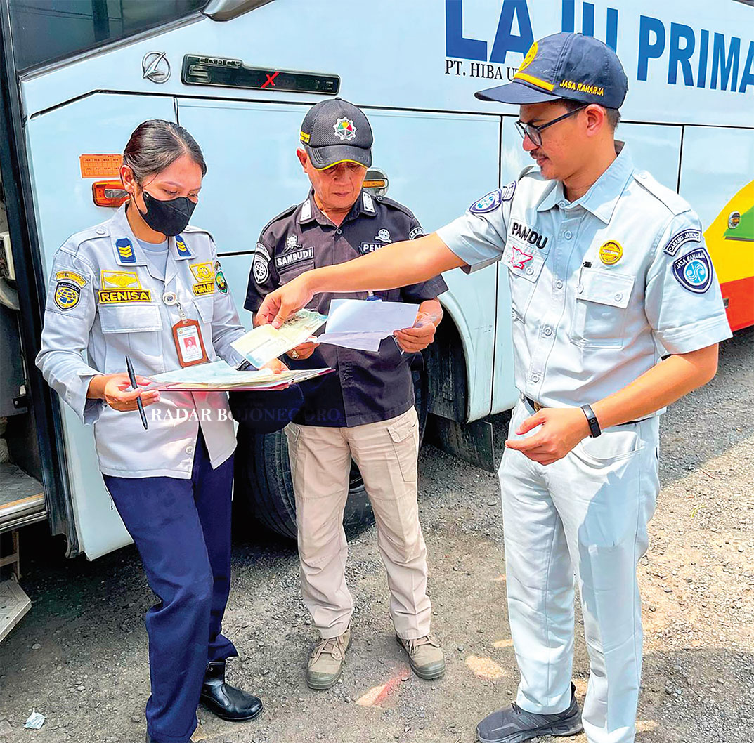 PEMERIKSAAN: Petugas Dinrumkimhub Blora melakukan pemeriksaan bus untuk memastikan kesiapa mudik. (M. LUKMAN HAKIM/RADAR BOJONEGORO)