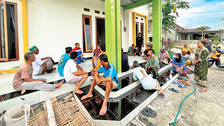 SEMBURAN GAS: Warga sekitar semburan gas di Desa Klepek, Kecamatan Sukosewu, saat diberikan informasi oleh Pertamina dan DLH Bojonegoro terkait kandungan gas yang diklaim tidak berbahaya. (DHANI WAHYU