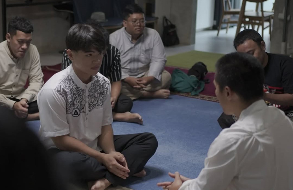 Steven Wongso melantunkan dua kalimat syahadat dengan bimbingan Ustadz Felix Siauw