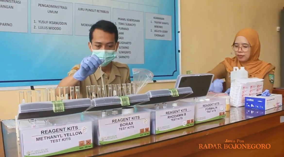 PENGUJIAN: Petugas Dinkes Blora sedang menguji kandungan 13 sampel makanan yang diambil dari dagangan Pasar Sido Makmur Blora. (RAHUL OSCARRA DUTA/RADAR BOJONEGORO)