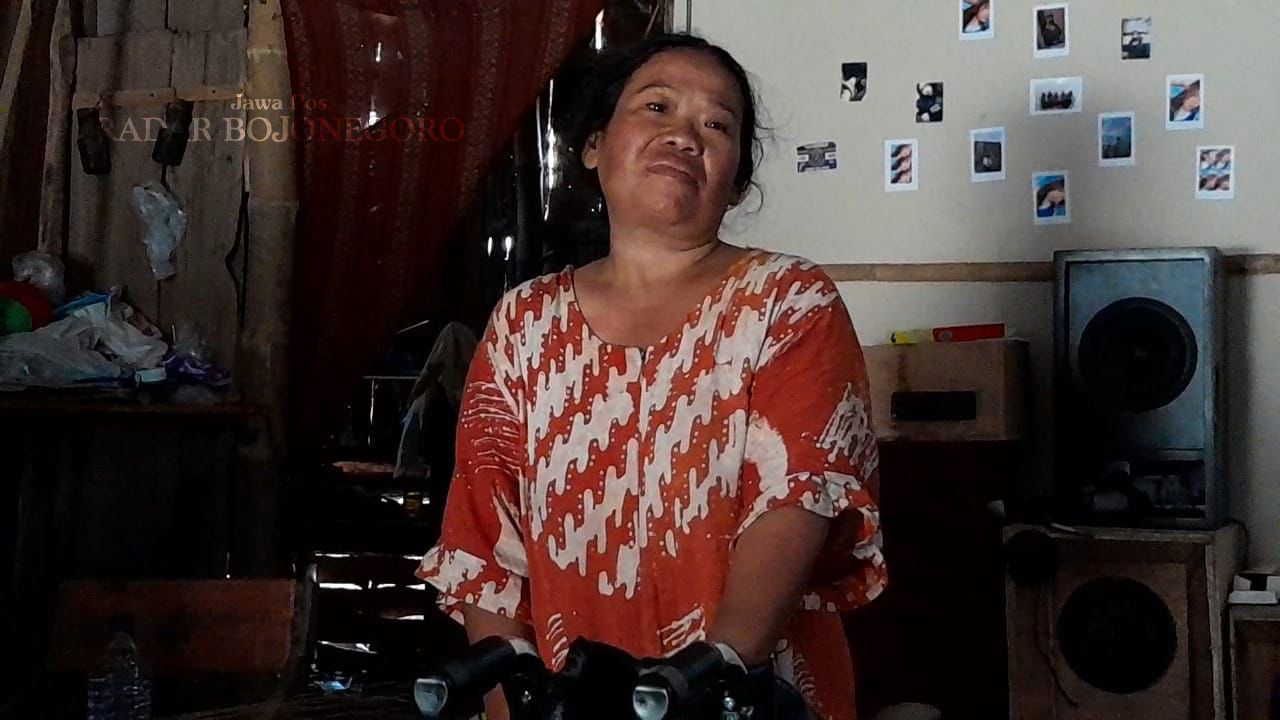 CURHAT: Atik, istri Yunus salah satu korban tragedi lift crane RS PKU Muhammadiyah Blora curhat atas kondisi keluarganya yang serba kesulitan. (RAHUL OSCARRA DUTA/RADAR BOJONEGORO)