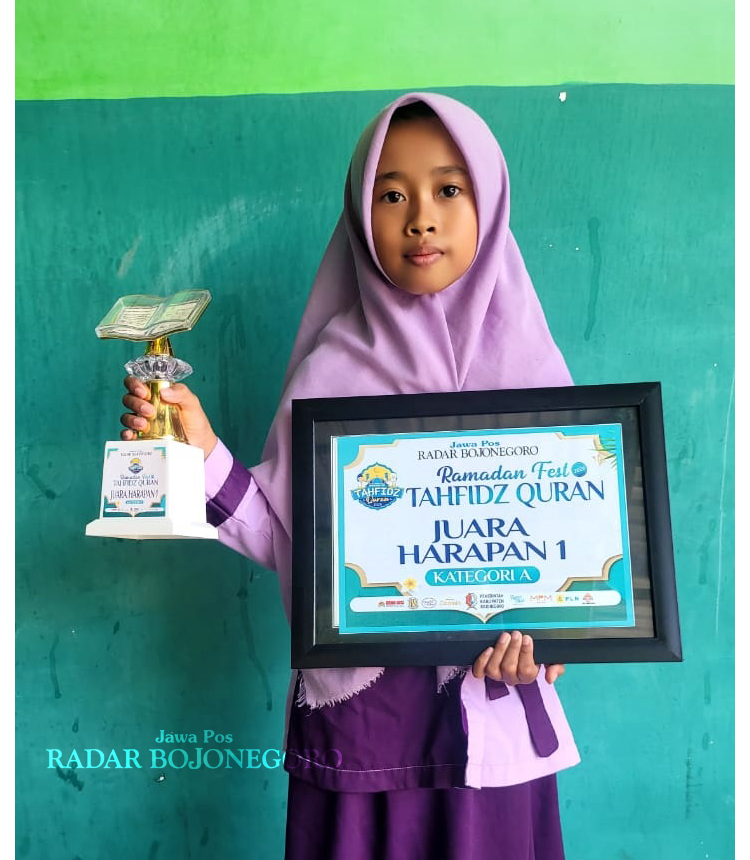 SEMANGAT: Al-Ghumaisha Khaira Wilda meraih Juara Harapan 1 Kategori A Tahfidz Quran 2025 DEWI SAFITRI/RADAR BOJONEGORO)