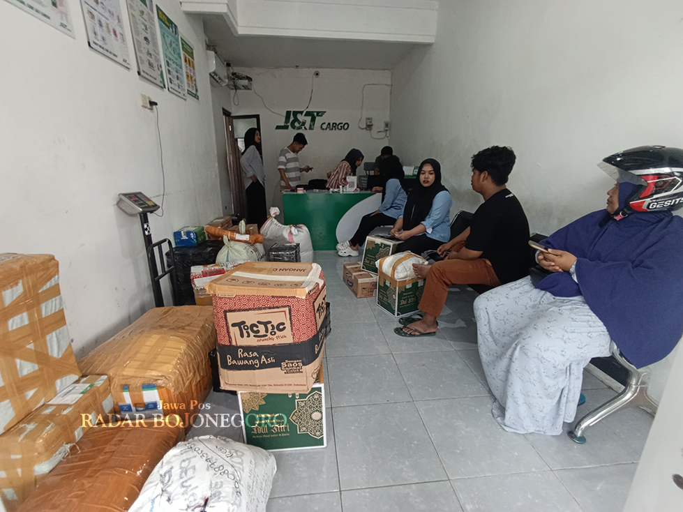 JASA PENGIRIMAN: Salah satu penyedia jasa pengiriman dari belanja online banjir orderan menjelang lebaran. (WAHYU DHANI ALFIANSYAH/RADAR BOJONEGORO)