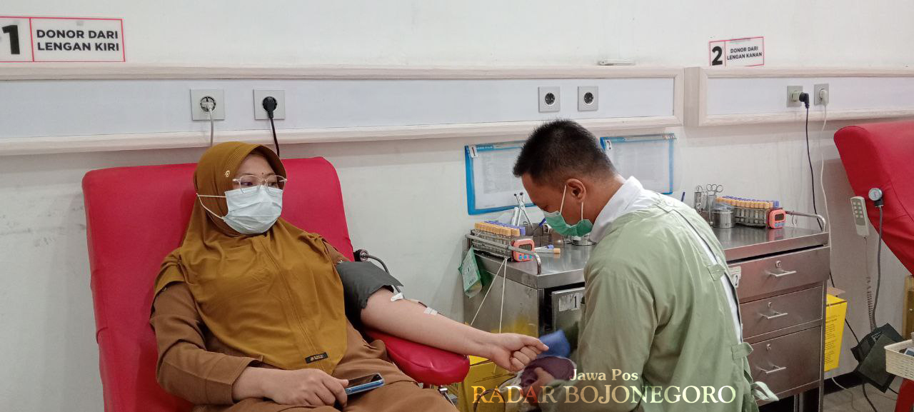 STOK AMAN: Warga sedang donor darah di UDD PMI Bojonegoro. (YANA DWI KURNIYA WATI/RADAR BOJONEGORO)