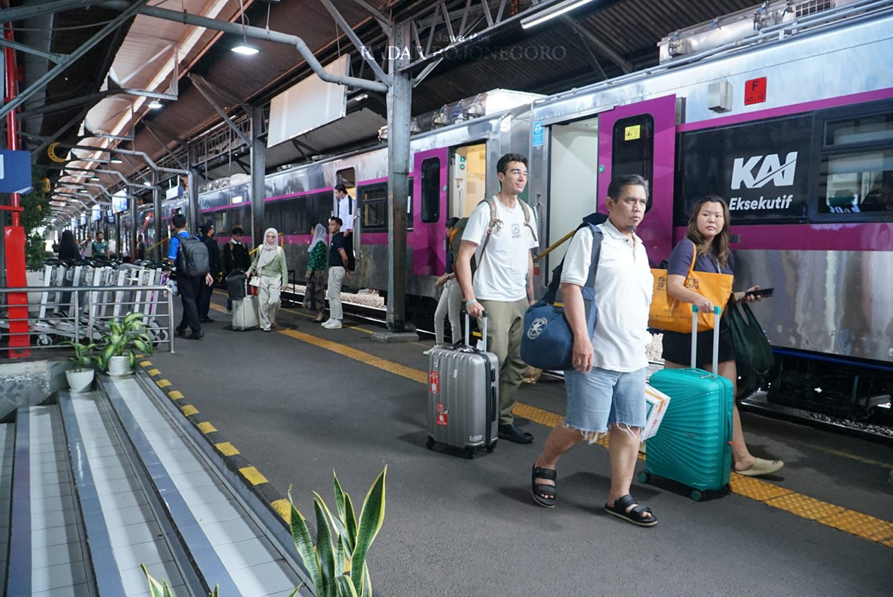 MUDIK LEBARAN: Ribuan penumpang tiba di Stasiun Cepu setiap harinya menjelang arus mudik Lebaran. (M. LUKMAN HAKIM/RADAR BOJONEGORO)