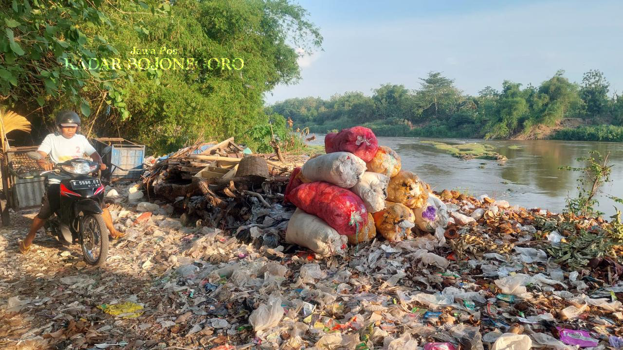 BUTUH PENANGANAN: Tumpukan sampah di bantaran Bengawan Solo turut Kecamatan Cepu tampak tidak terurus. (M. LUKMAN HAKIM/RADAR BOJONEGORO)