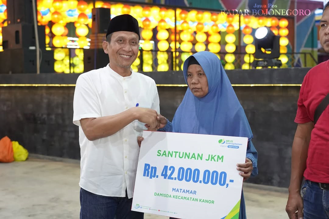 SANTUNAN: Bupati Bojonegoro Setyo Wahono menyerahkan santunan JKM BPJS Ketenagakerjaan senilai Rp 42 juta kepada penerima manfaat di Gebyar Ramadan GoFun, Minggu (16/3). (ISTIMEWA/RADAR BOJONEGORO)
