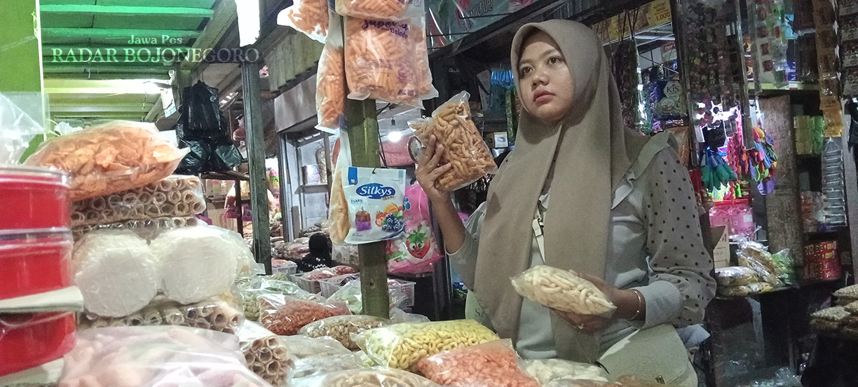 PERSIAPAN LEBARAN: Pedagang kue lebaran mulai kewalahan melayani penjualan. Pedagang sempat khawatir, karena awal Ramadan lalu, pasarnya sangat sepi pembeli. (YANA DWI KURNIYA WATI/RADAR BOJONEGORO)