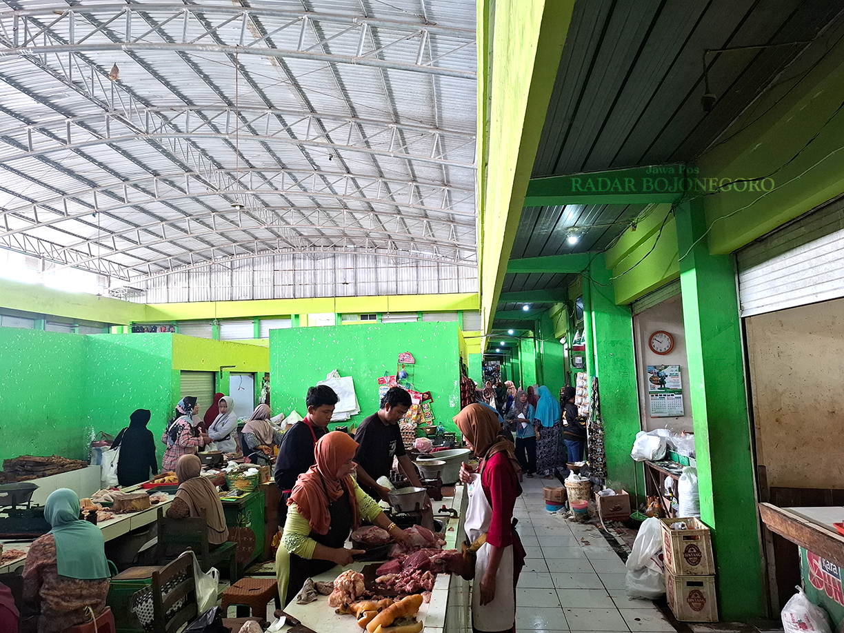 TRANSAKSI: Pedagang dan pembeli sedang transaksi manual di Pasar Dander. (DEWI SAFITRI/RADAR BOJONEGORO)