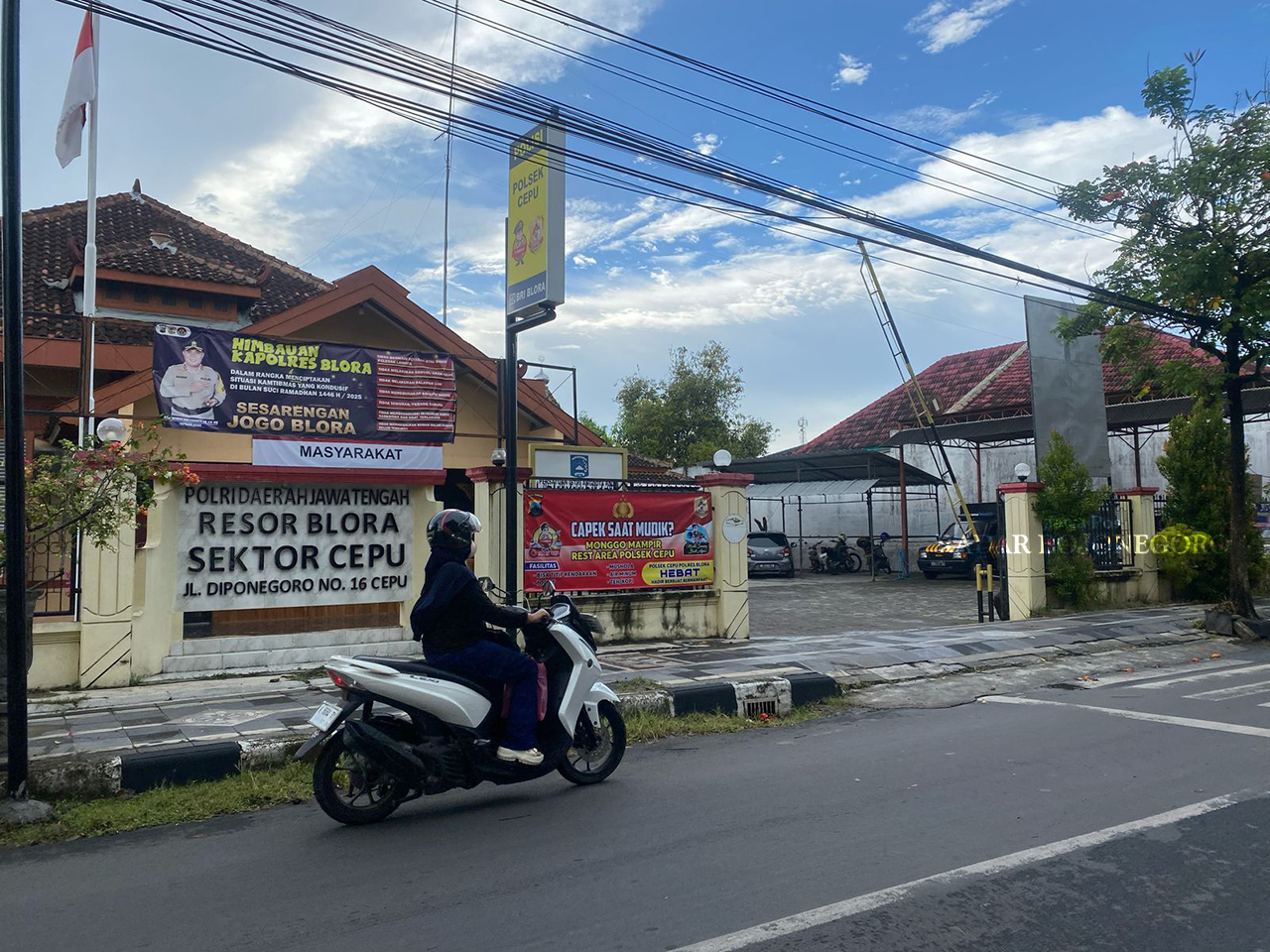 MUDIK AMAN: Selama arus mudik hingga arus balik Lebaran, Halaman kantor setiap Polsek di Kabupaten Blora akan dioptimalkan sebagai tempat penitipan motor bagi para pemudik. (M. LUKMAN HAKIM/RADAR BOJO