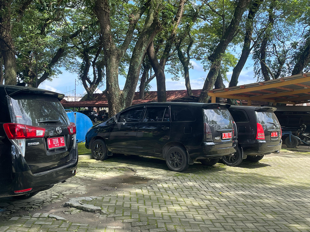 TAMPAK RAPI: Mobil dinas Pemkab Blora tampak berjajar rapi menjelang Lebaran. Sekda imbau larangan mudik menggunakan mobil dinas. (RAHUL OSCARRA DUTA/RADAR BOJONEGORO)