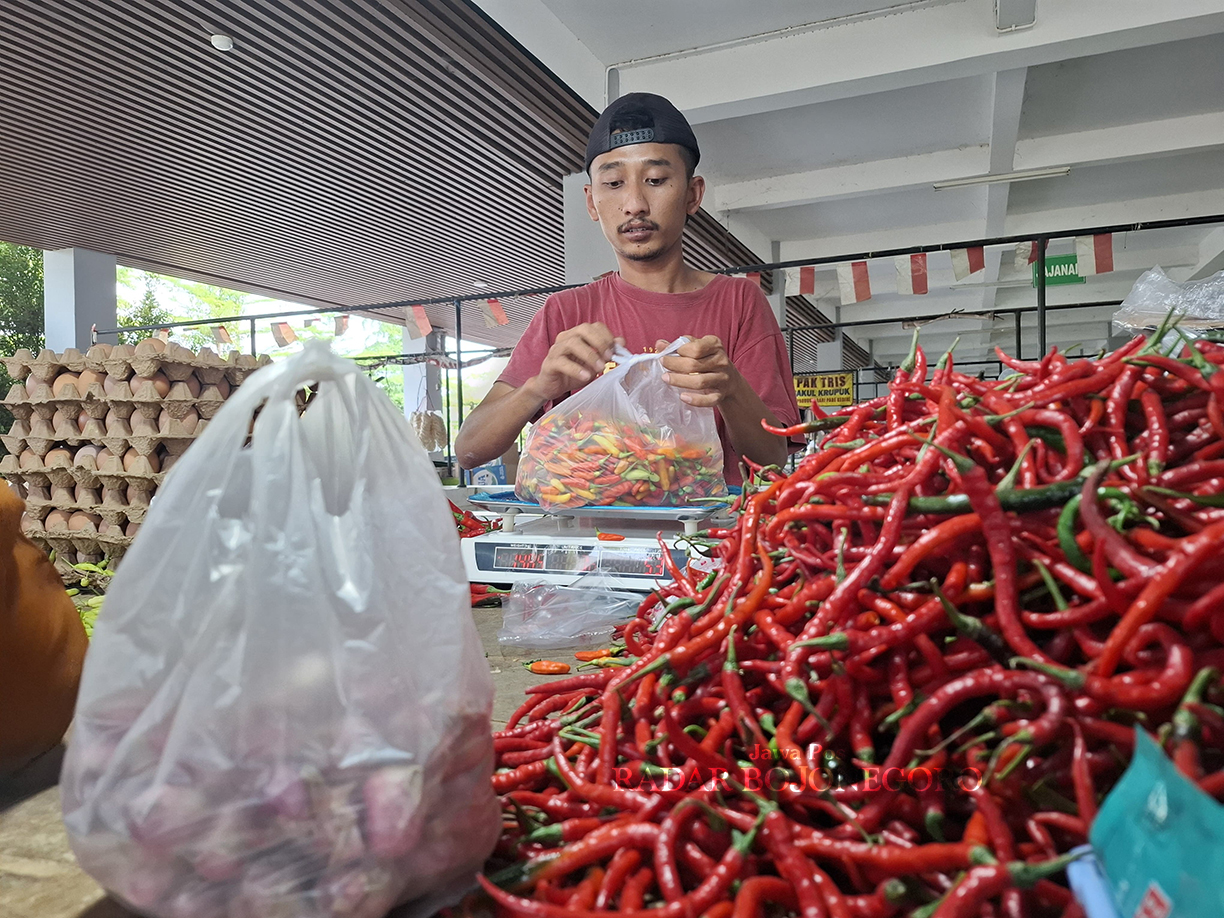 PEDAS: Harga cabai di pasar tembus Rp 76 ribu per kilogram. (DEWI SAFITRI/RADAR BOJONEGORO)