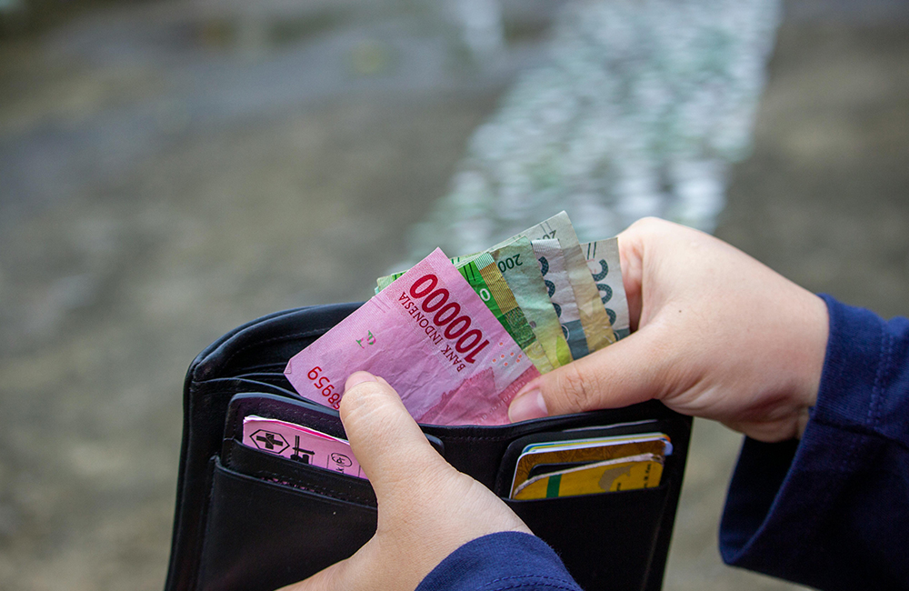 Ikuti beberapa tips ini untuk mengatur keuangan keluarga agar tetap stabil.