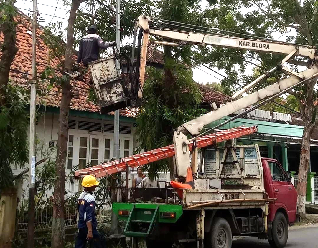 LAMPU PJU: Petugas Dinrumkimhub Blora sedang memperbaiki lampu PJU di Jalan Gunung Wilis turut Kelurahan Tempelan, Kecamatan Blora Kota.  (ISTIMEWA/RADAR BOJONEGORO)