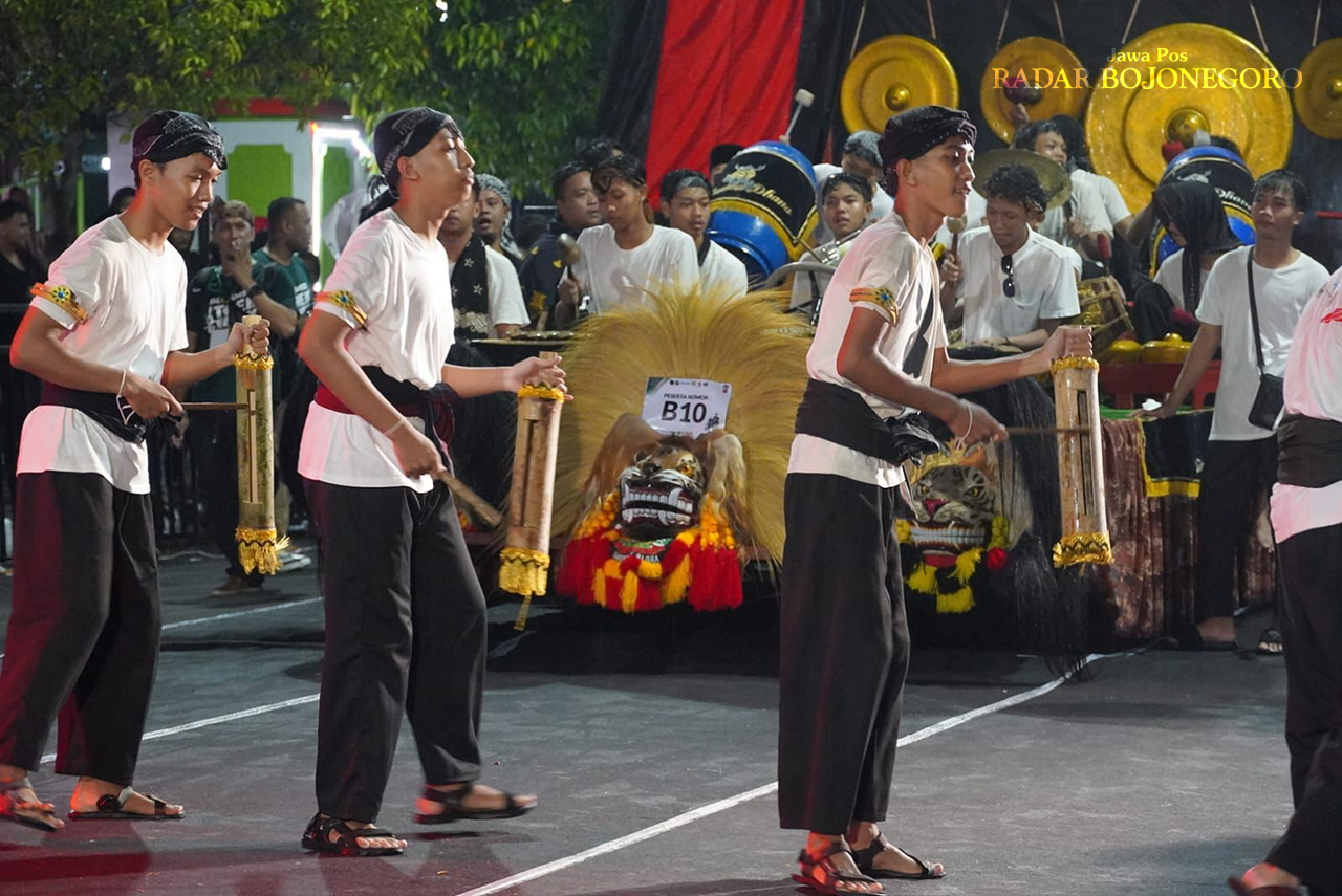THEKTHEK: Para pemuda piawai memaikan alat musik tradisional bambu thekthek saat Lomba Blosmed Thekthek 2024 lalu. (ISTIMEWA/RADAR BOJONEGORO)