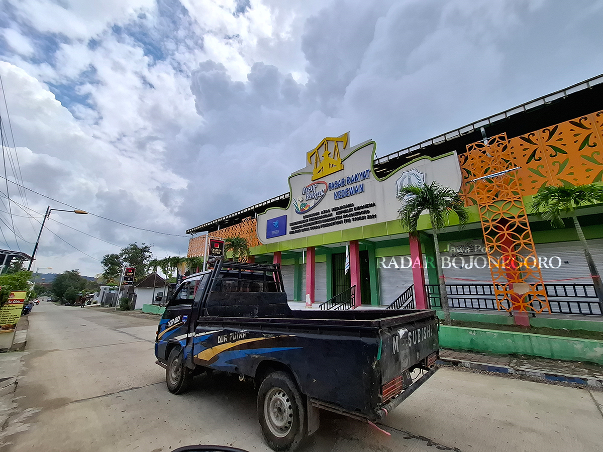 SEPI: Kondisi dan suasana Pasar Rakyat Kedewan sudah sepi ketika siang hari. Pasar tersebut hanya buka selama tiga jam. (HAKAM ALGHIVARI/RADAR BOJONEGORO)
