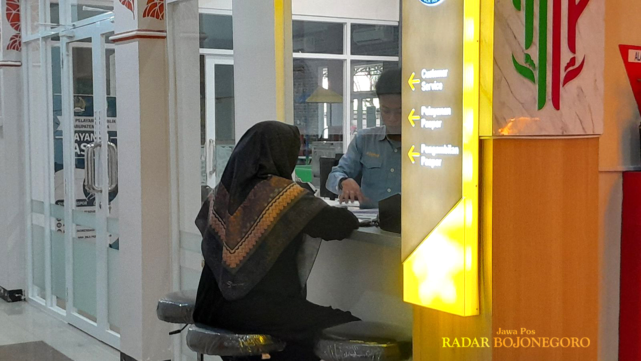 PELAYANAN: Petugas di salah satu loket Mal Pelayanan Publik (MPP) Blora sedang melayani warga. (RAHUL OSCARRA DUTA/RADAR BOJONEGORO)