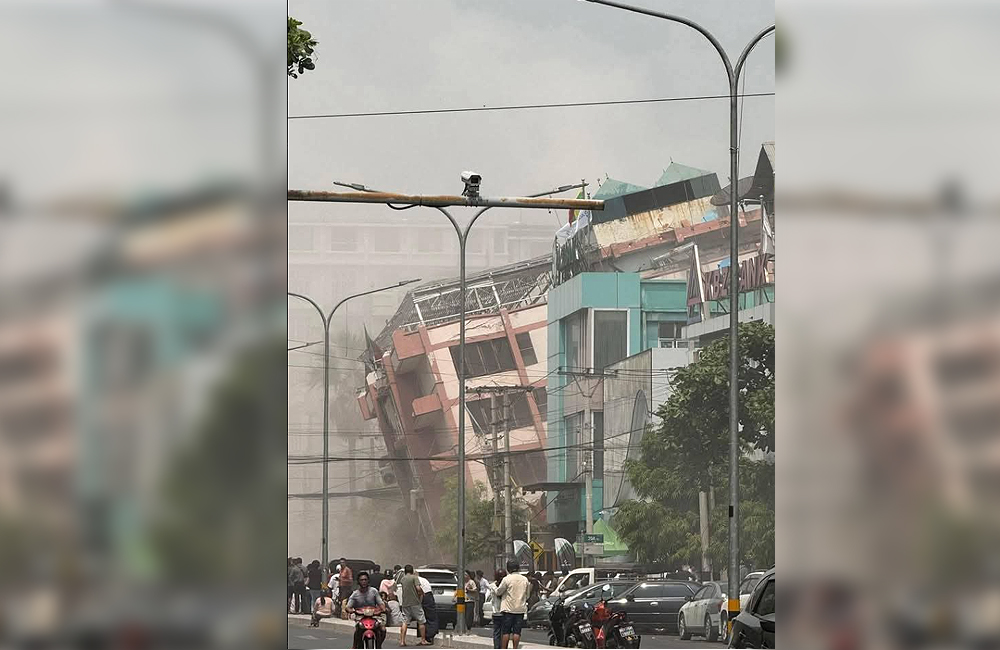 KErusakan bangunan di Kota Mandalay, Myanmar akibat gempa bumi berkekuatan 7,7 magnitudo pada Jumat siang (28/3).