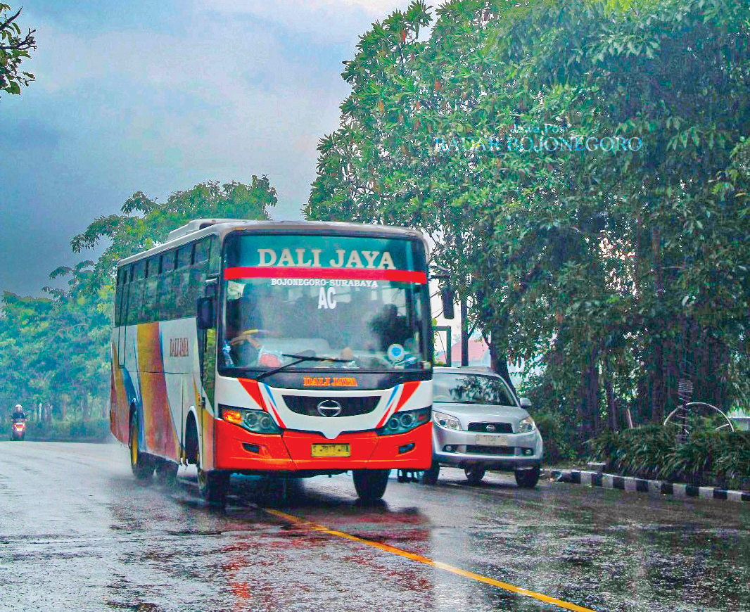 MUDIK: Bus AKDP melintasi gerbang masuk Bojonegoro Kota di Jalan Ahmad Yani hendak menuju Terminal Rajekwesi. (DHANI WAHYU ALFIANSYAH/RADAR BOJONEGORO)