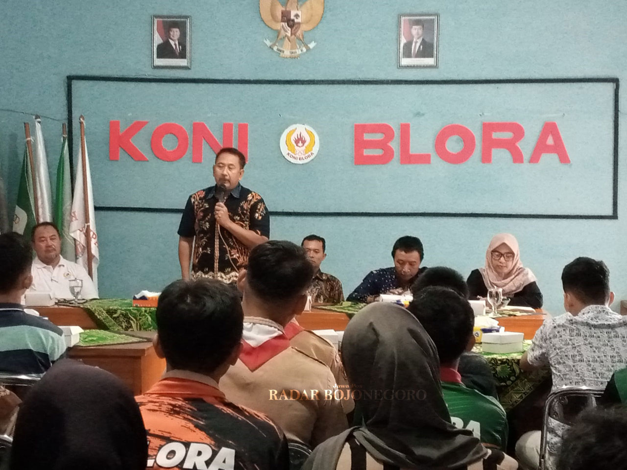 SOSIALISASI: Pengurus KONI Blora berikan sosialisasi bagi para atlet asli Blora yang ingin mendapat beasiswa S-1 melalui jalur prestasi. (ISTIMEWA/RADAR BOJONEGORO)