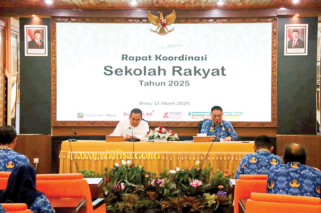 RAPAT: Bupati Blora Arief Rohman didampingi Sekda Pemkab Blora Komang Gede Irawadi menggelar rapat koordinasi rencana pendirian Sekolah Rakyat di Blora. (ISTIMEWA/RADAR BOJONEGORO)