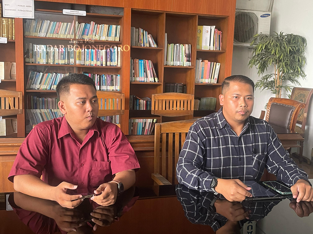 KASUS DUGAAN KORUPSI: Dua penasihat hukum terlapor yakni Kuwatono selaku Kaur Keuangan Desa Sogo memberikan keterangan pers di Kantor Kejari pada Kamis lalu (20/3). (ISTIMEWA/RADAR BOJONEGORO)