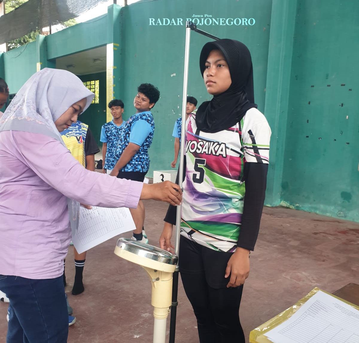 TES FISIK: Sekitar 400 atlet mengikuti puslatkab, bakal dikerucutkan 330 atlet berdasarkan tes fisik akhir April ini. (IRVAN RAMADHON/RADAR BOJONEGORO)