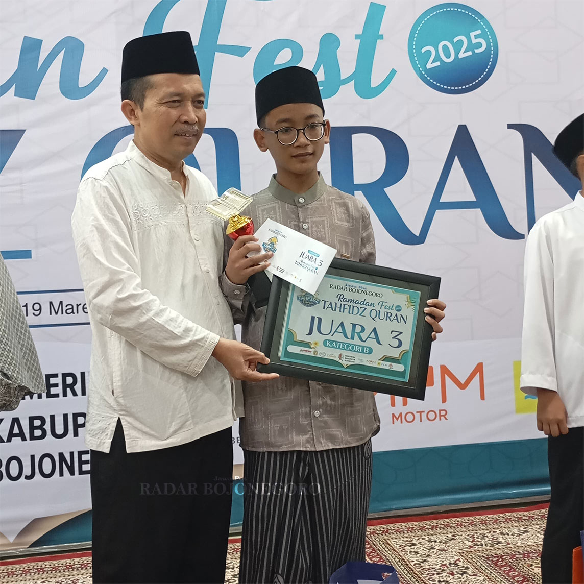 JUARA TIGA: Muhammad Ammar Zidane berhasil meraih Juara 3 Kategori B Tahfidz Quran 2025.  (DEWI SAFITRI/RADAR BOJONEGORO)