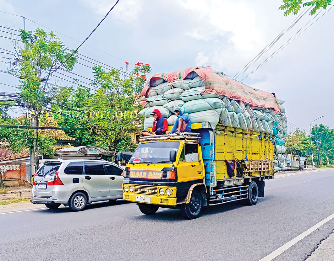 TETAP BEROPERASI: Angkutan barang selama masa mudik dan balik di Bojonegoro tetap beroperasi, karena tidak ada pembatasan. (DHANI WAHYU ALFIANSYAH/RADAR BOJONEGORO)