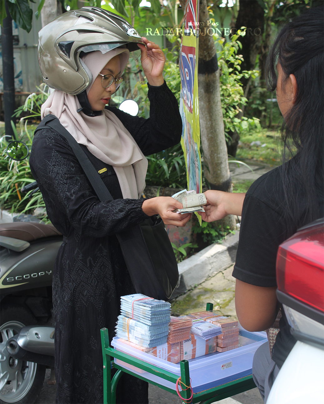 TUKAR UANG: Menukar uang menjelang Lebaran jadi tren warga. MUI menegaskan harus dengan akad jasa, bukan jual beli. (DHANI WAHYU ALFIANSYAH/RADAR BOJONEGORO)