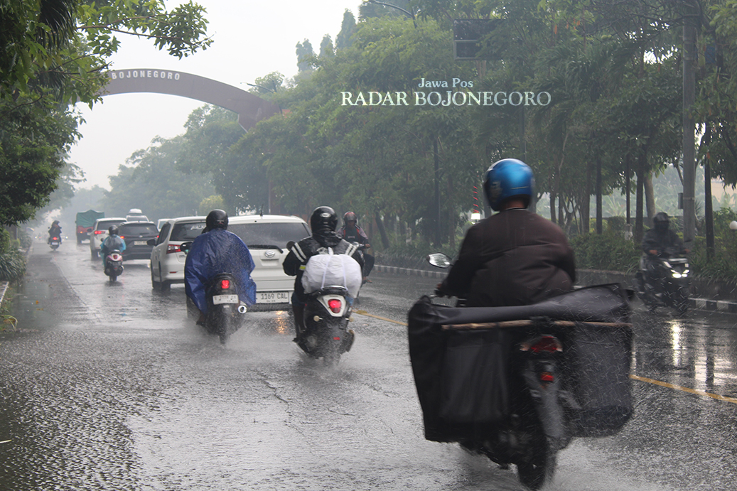 MUDIK: Pengendara saat melintas Jalan Ahmad Yani Bojonegoro. Arus kendaraan selama mudik Labaran tahun ini berkurang dari tahun sebelumnya. (DHANI WAHYU ALFIANSYAH/RADAR BOJONEGORO)