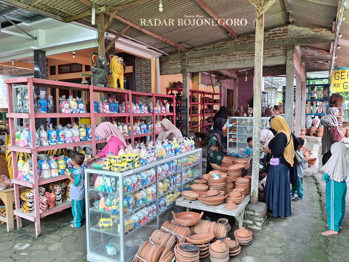 PRODUK LOKAL: Berbagai jenis kerajinan gerabah jadi pilihan mengisi liburan Lebaran (DHANI WAHYU ALFIANSYAH/RADAR BOJONEGORO)