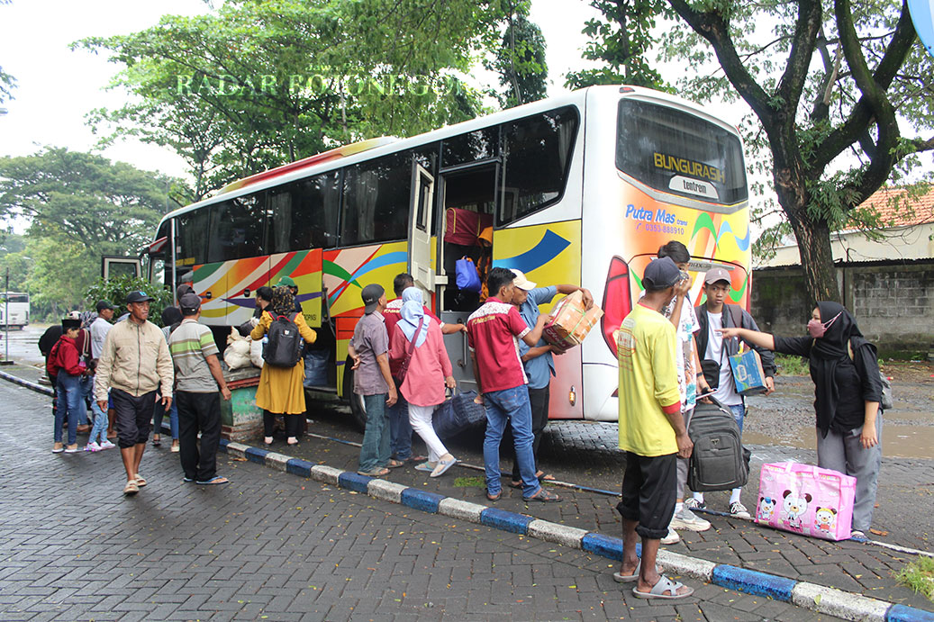 MUDIK: Penumpang bus saat turun di Terminal Bojonegoro, tahun ini jumlah pemudik berkurang. (DHANI WAHYU ALFIANSYAH/RADAR BOJONEGORO)