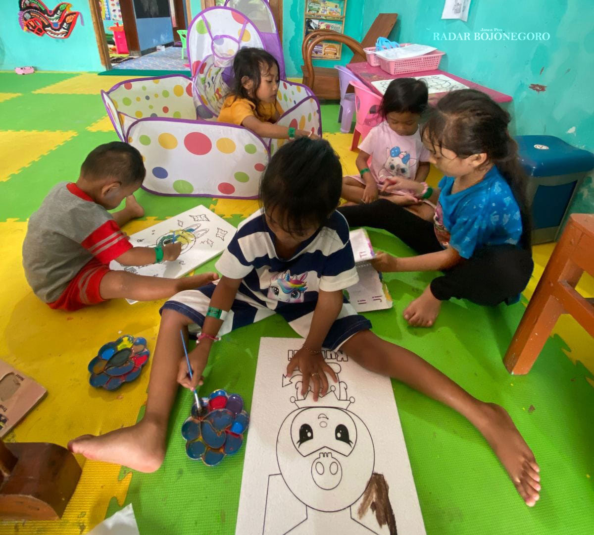 TINGGALKAN GADGET: Anak-anak sedang bermain di Playground.  Jadi alternatif tempat mengisi libur lebaran untuk meninggalkan gadget. (IRVAN RAMADHON/RADAR BOJONEGORO)