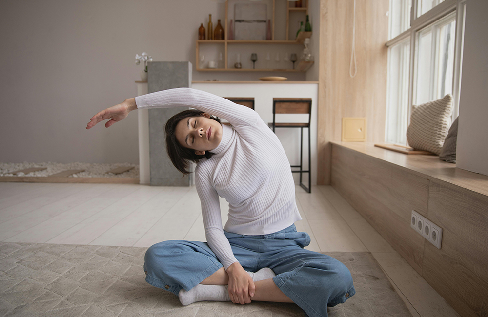 melakukan stretching ringan saat pagi